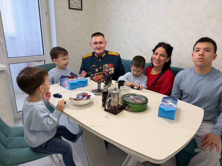 Многодетная семья военнослужащего получила новогодние подарки от Аллы Салаевой