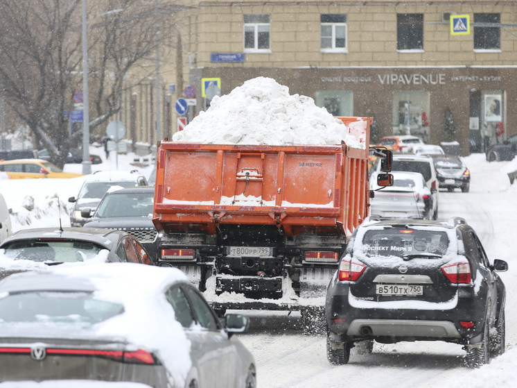На дороги Москвы выехала техника для обработки перед снежным бураном