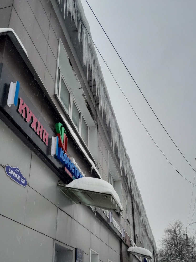 Ледяные метровые занавесы продолжают пугать калужан