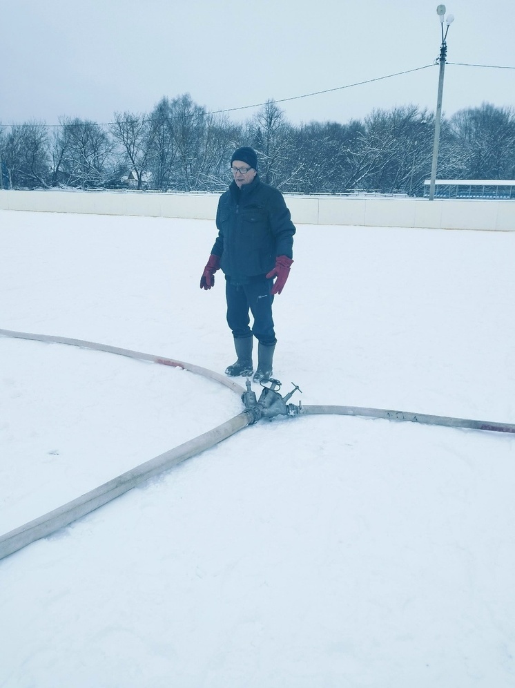  В Козельске перед циклоном «Фрэнсис» успели залить каток