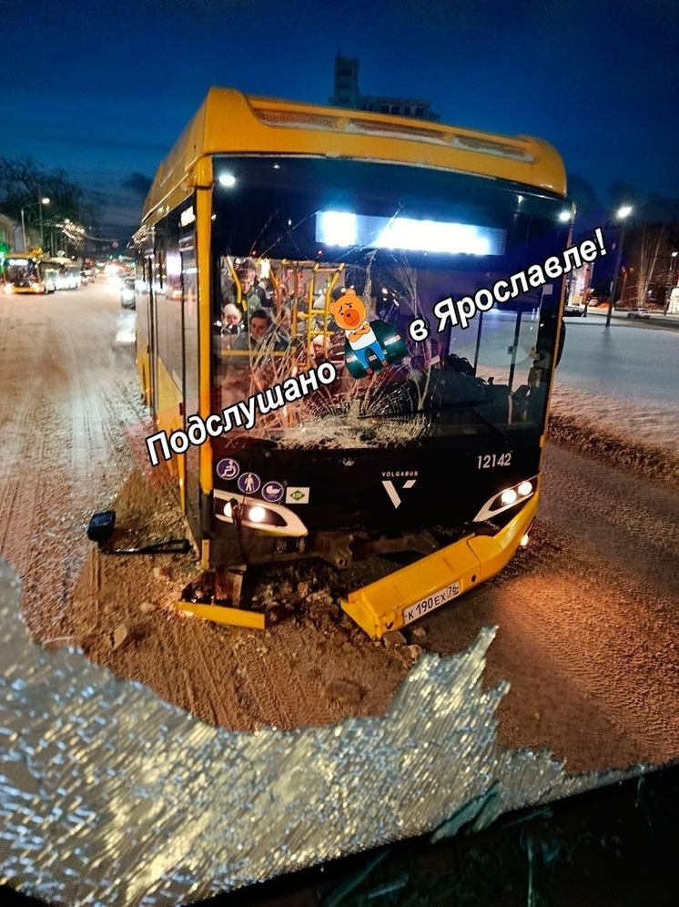 В Ярославле столкнулись автобусы на Октябрьской площади
