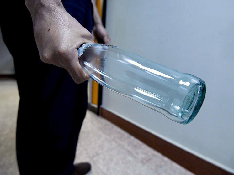 На Алтае пьяный сельчанин запустил бутылкой в лицо возлюбленной