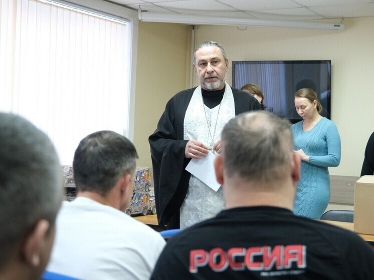 В Хабаровске помощник командующего Восточным округом Росгвардии поздравил бойцов в госпитале с Рождеством Христовым