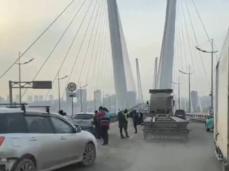 Массовое ДТП на Золотом мосту во Владивостоке обошлось без пострадавших