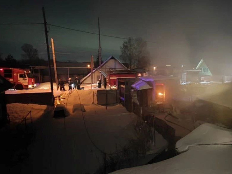 Огонь охватил частные дома и надворные постройки в Барнауле