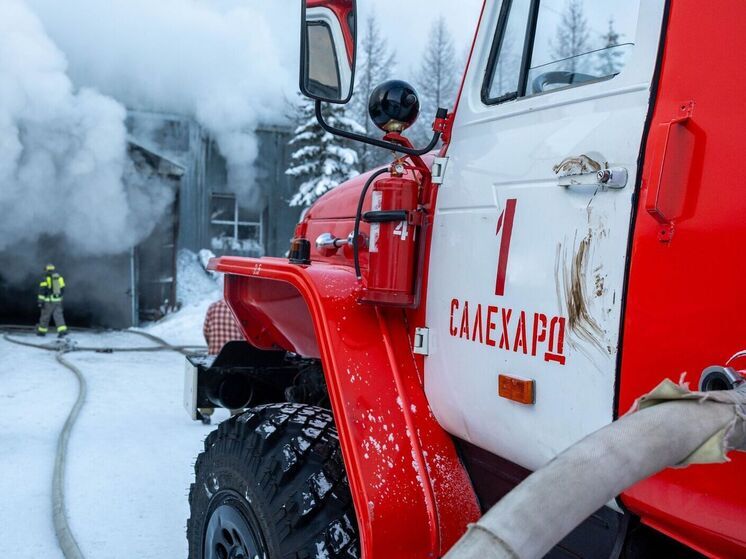 В Салехарде сгорел частный гараж на Обской