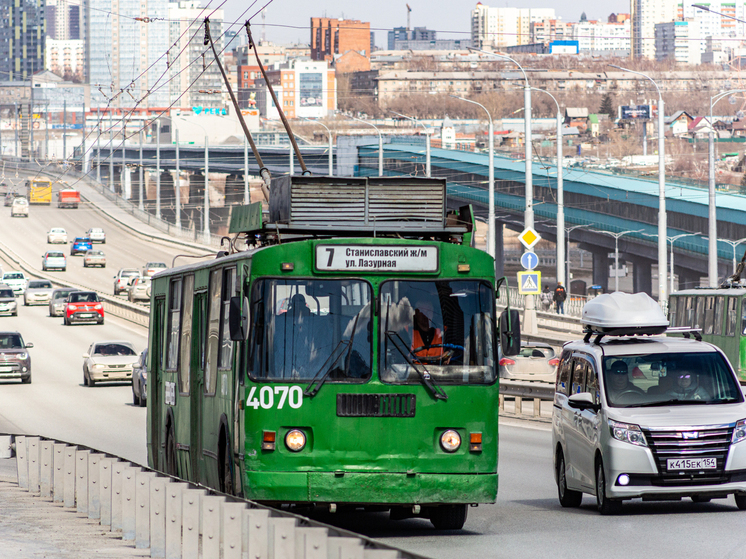 Новосибирского водителя троллейбуса уволили за выезд на встречную полосу