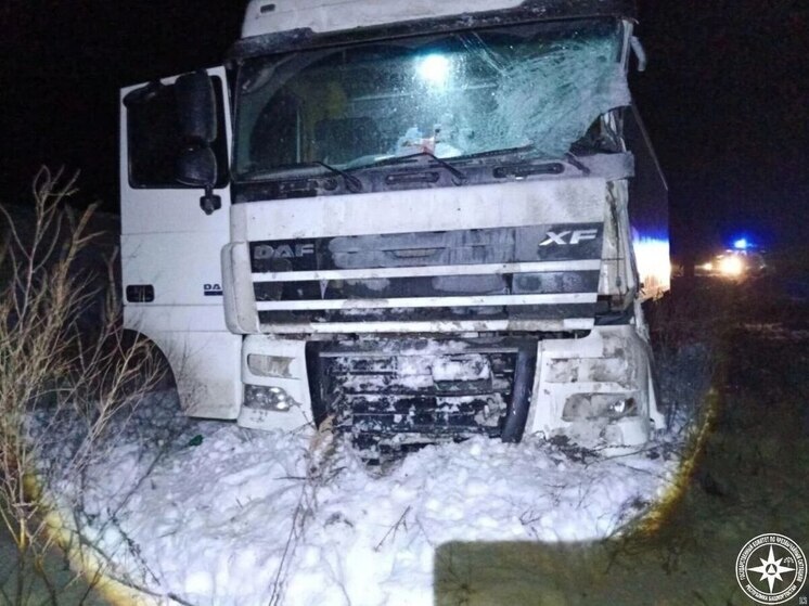 В Башкирии грузовик с прицепом съехал в кювет