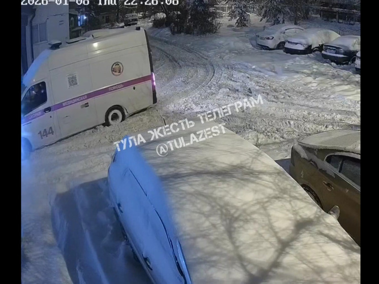 В Алексине в снегу застряла машина скорой помощи