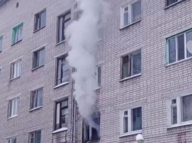 В Котласе потушили пожар в пятиэтажном общежитии