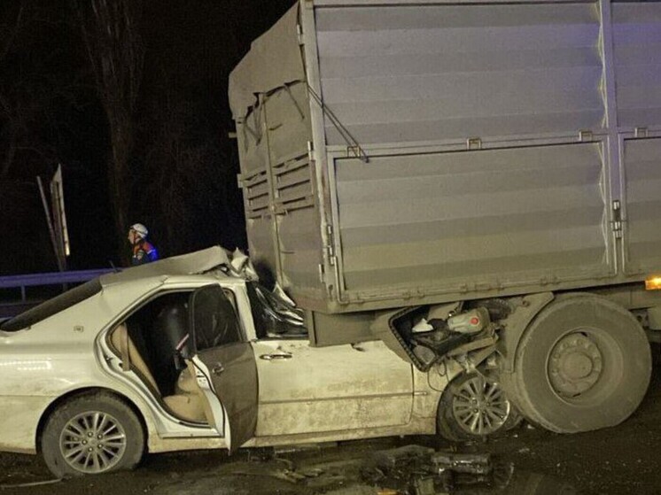 В Адыгее при столкновении иномарки с грузовиком погибли двое взрослых и пострадал ребёнок