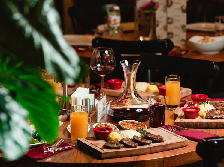 Новосибирцам: попали в кафе - оплатите вход. Что ждёт туристов в Абхазии