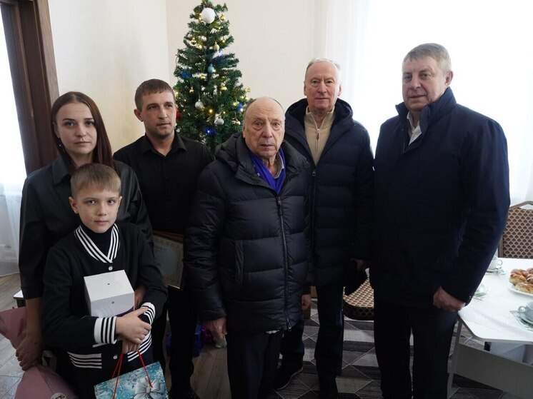 Александр Богомаз поздравил с новосельем жильцов комплекса в брянском селе Журиничи