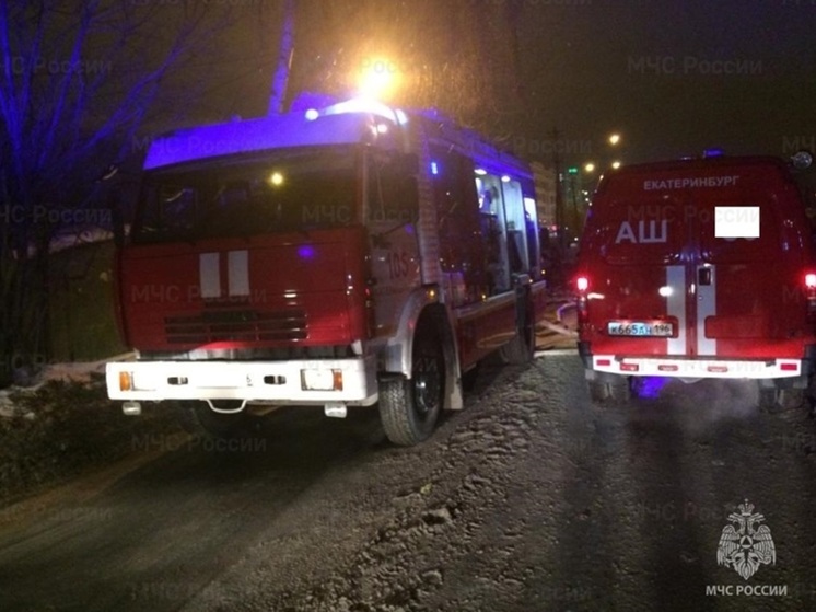 В Екатеринбурге вспыхнула парилка в двухэтажном коттедже