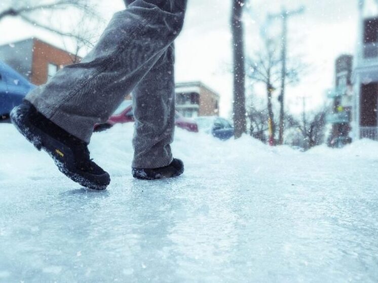 Медики дали советы, как безопасно передвигаться после ледяного дождя
