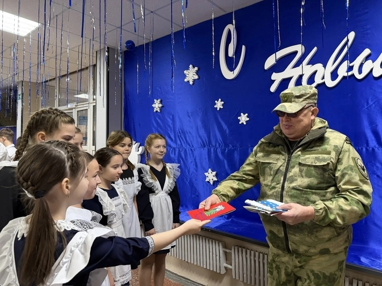 Дед Мороз спецназначения доставил подарки детям Запорожья из Астрахани