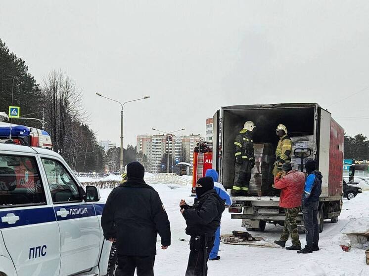 В Железногорске полицейские  локализовали возгорание грузовика у торгового центра