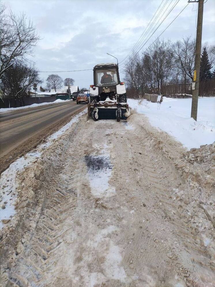 Подрядные организации расчищают дороги в Великих Луках