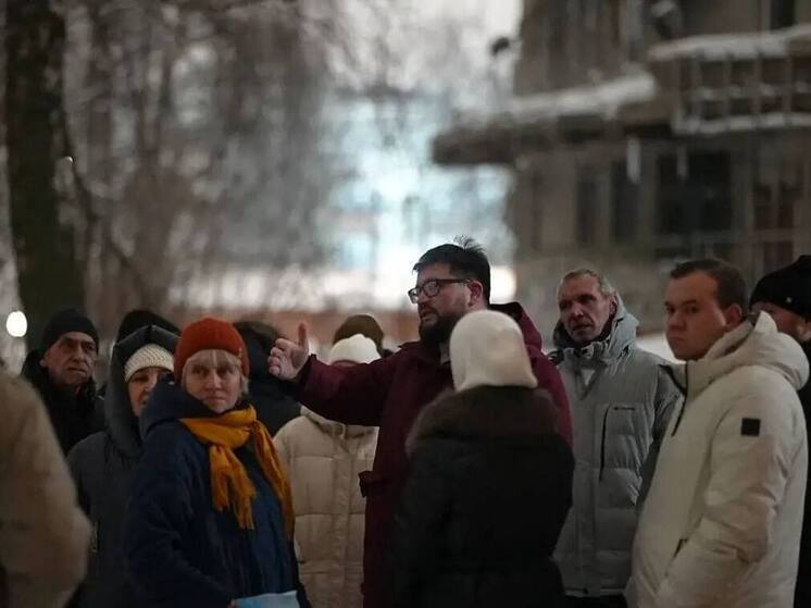 Жители пострадавшего при атаке БПЛА дома поблагодарили строителей