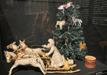 Цикл выставок «Смыслы и промыслы» в «РОСИЗО» греет душу уже более года, и каждый раз, когда здесь открывается очередная ее часть, ноги сами сюда идут — за теплом, душой народов России, вложенной в каждое изделие, за удивлением мастерству народных умельцев-самородков, а сейчас — еще и за праздничным настроением