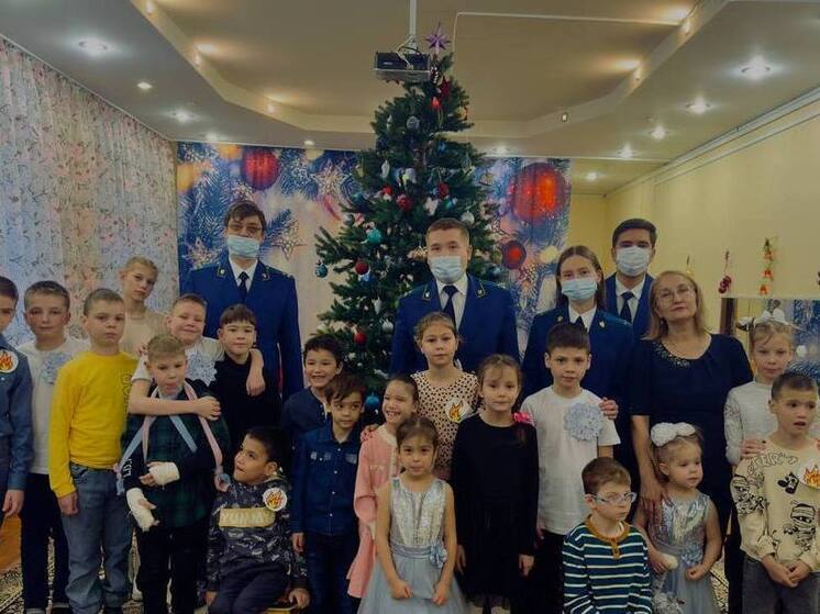 Прокуроры Башкирии поздравили детей-сирот и инвалидов с Новым годом