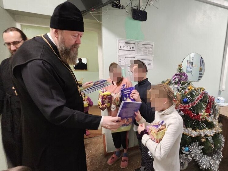 Духовенство Скадовской епархии подарило праздник детям в районной больнице