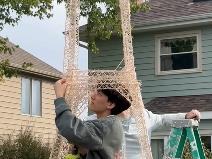 Тинейджер перешел с палочек от эскимо на зубочистки для строительства самой знаменитой башни