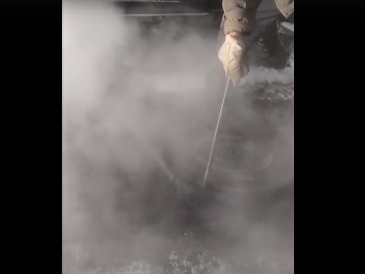 В Череповце коммунальные службы занимаются ликвидацией последствий прорыва трубопровода