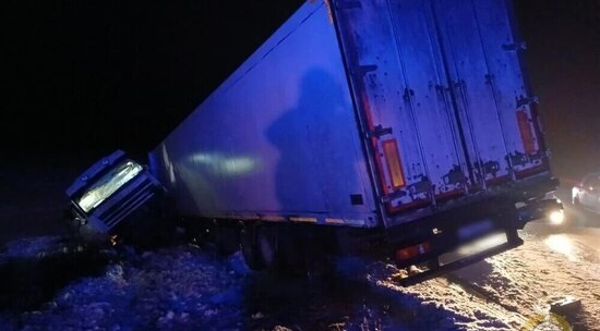 Грузовик столкнулся с микроавтобусом в Волгоградской области: семеро погибших