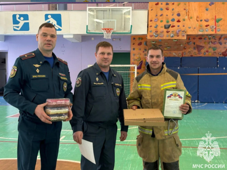 Свердловские пожарные сыграли в футбол в 30-килограммовой экипировке