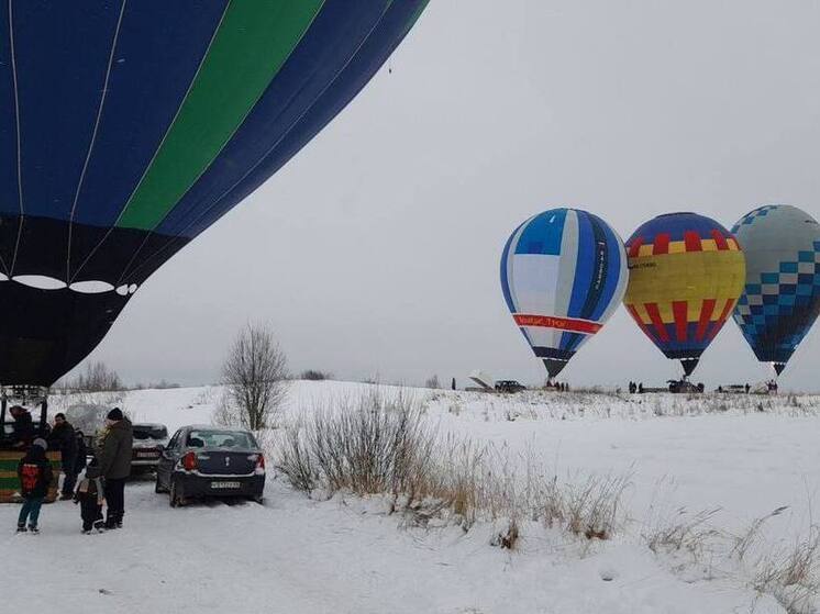 Великие Луки присоединились к зимнему фестивалю воздухоплавания "Яблоки на снегу"