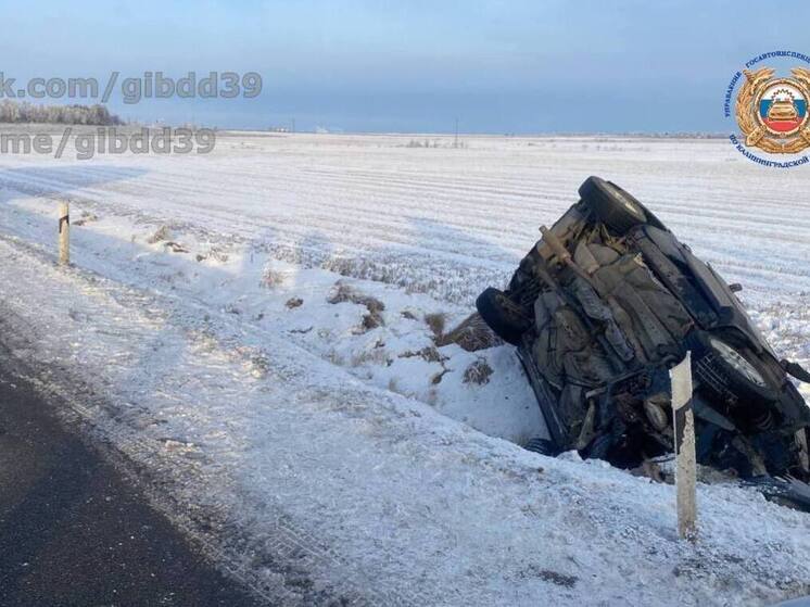 Под Калининградом в опрокинувшемся в кювет Nissan погиб водитель