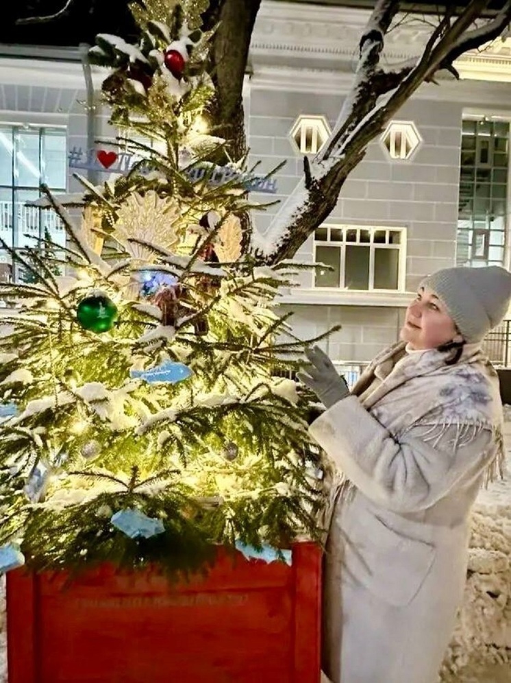 Елка из Псковского района украшает аллею муниципалитетов