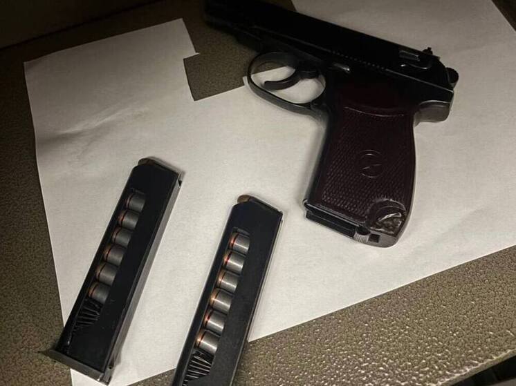 В Тихвине мужчина избил соперника травматическим пистолетом