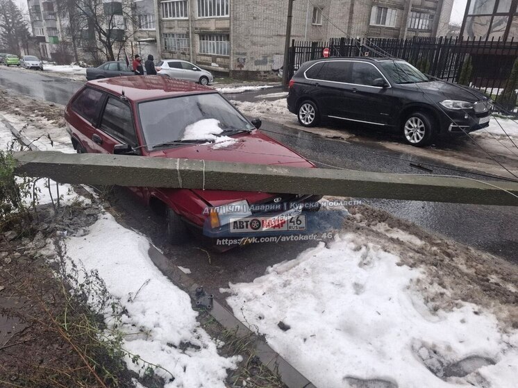 В Курске столб упал на припаркованный автомобиль