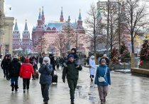 Мы пошли на Красную площадь в новогодние выходные — не только по зову сердца, но и по старой московской привычке, как Женя Лукашин когда-то ходил в баню: проверить, как живет главная площадь страны