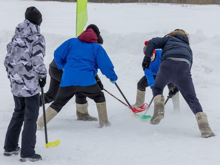 В Аксарке перенесли турнир по хоккею в валенках на 10 января из-за погоды