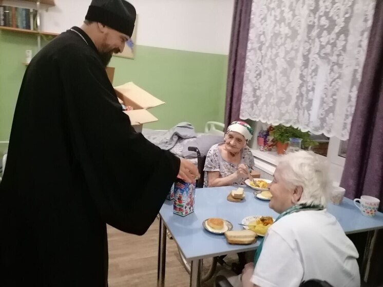 Настоятель храма посетил Балахтинский дом-интернат с рождественскими поздравлениями