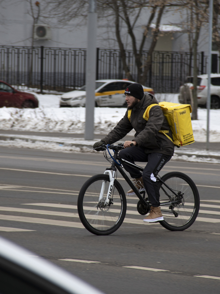 Автоэксперт Крохмаль: Курьеры, рискуя жизнями, перевозят продукты по улицам