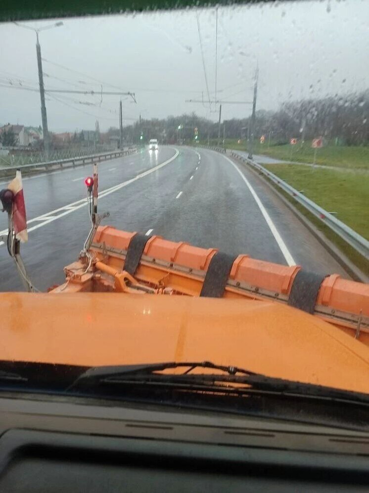 На крымские дороги из-за снега и гололёда вывели более 60 единиц техники