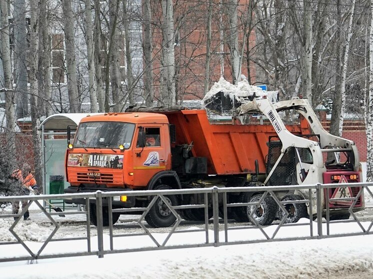 Для уборки снега в Самаре в сутки пускают 400 спецмашин и 300 рабочих
