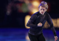 Илья Малинин лидирует на чемпионате США по фигурному катанию после короткой программы, опережая соперников на 25 баллов. Пара Чок и Бейтс возглавляет танцы на льду, приближаясь к седьмому титулу. Эмоциональный отклик вызвал выход Максима Наумова, чьи родители — чемпионы мира — погибли в авиакатастрофе в 2025 году.