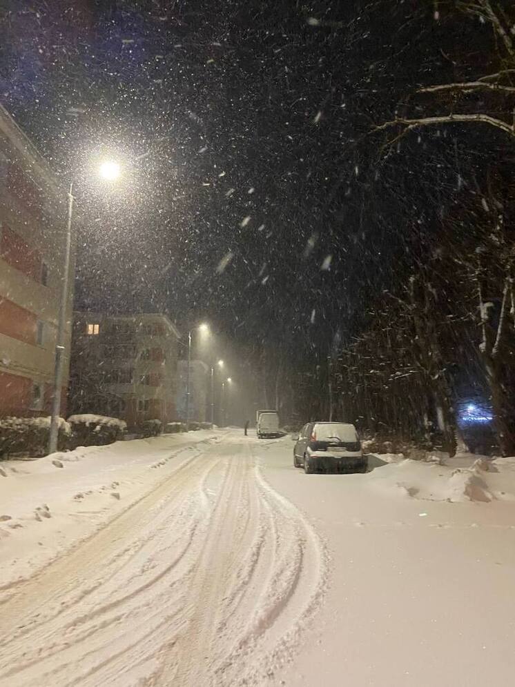 Автоэксперт Крохмаль: в снегопад нужно быть внимательным и следить за сугробами