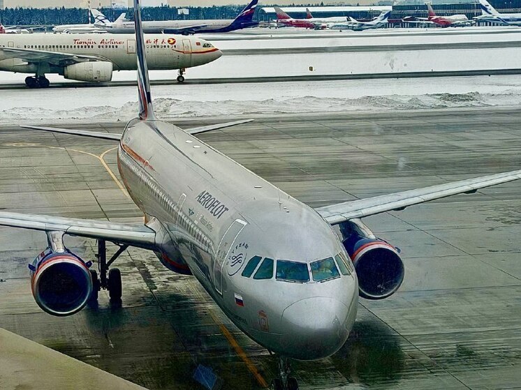 Из-за непогоды в столичных аэропортах отменено около 200 рейсов