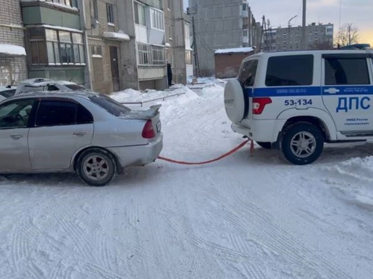 В Сухом Логу полицейские помогли женщине, автомобиль которой застрял в снегу