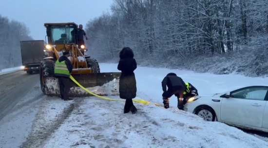 Вытащили из кювета, вытолкнули из сугроба: ДПС Подмосковья несет службу в усиленном режиме