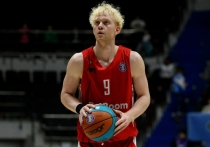 Новогоднее чудо всё-таки произошло — не в рождественскую ночь, но почти в её отблеске. 8 января 2026 года российский баскетболист Даниил Касаткин вернулся на родину после более чем полугода, проведённого под стражей во Франции. Его освобождение стало возможным отнюдь не только благодаря судебной справедливости, а в результате дипломатического шага.