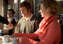 В новогодние дни приглашение «пойти куда-нибудь поужинать» звучит уже не как будничный жест или даже часть рабочих обязанностей («пойти поесть, чтобы обсудить проект в неформальной обстановке»), а как знак некого интереса, внимания и, возможно, начала чего-то большего.