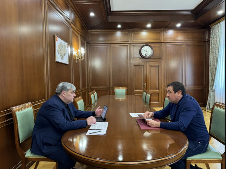 Глава Кабардино-Балкарии Казбек Коков провел рабочую встречу с министром здравоохранения региона Рустамом Калибатовым