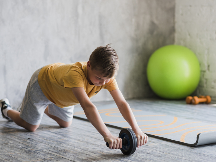 Запорожский депутат подарил спортинвентарь юному жителю региона